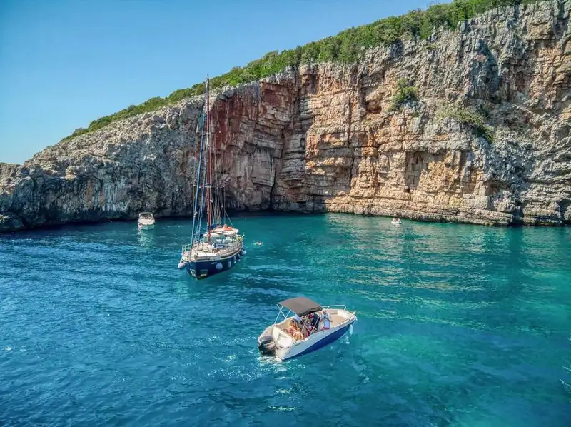 Turquoise water beneath the cliffs of Rt Veslo